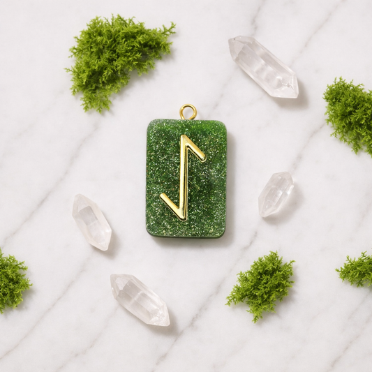 Eihwaz Rune Reçine Kolye Ucu - Dayanıklılık ve Koruma Sembolü - Yeşil Işıltılı El Yapımı Mitolojik Takı - Ruhsal Güç Tılsımı