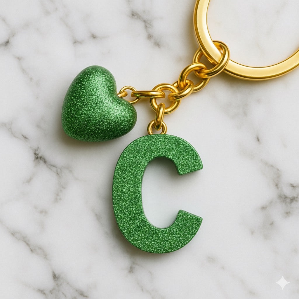 C Harfi Reçine Anahtarlık – Renkli Kalp Detaylı – Kişiye Özel El Yapımı Harf Anahtarlık
