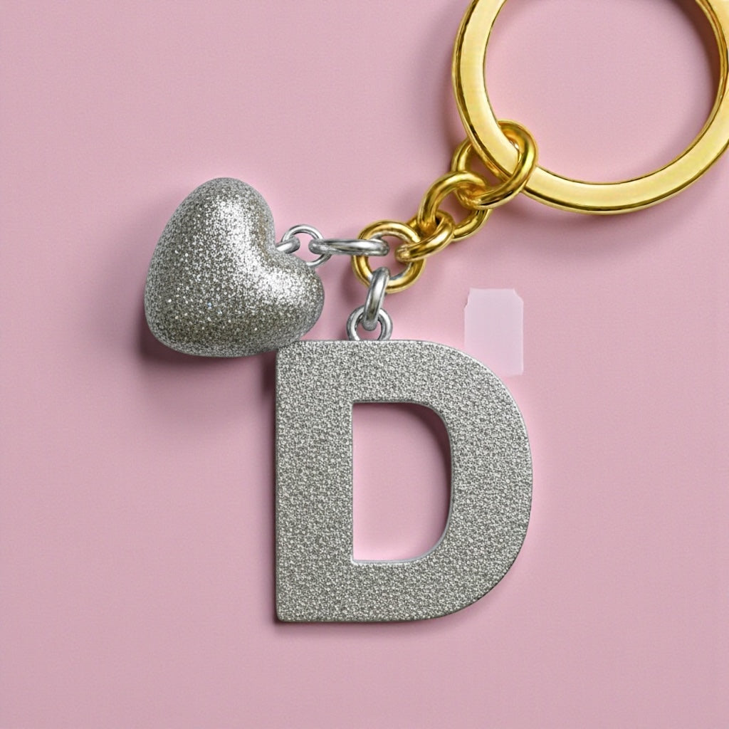 Kişiye Özel D Harf Kalp Detaylı Reçine Anahtarlık