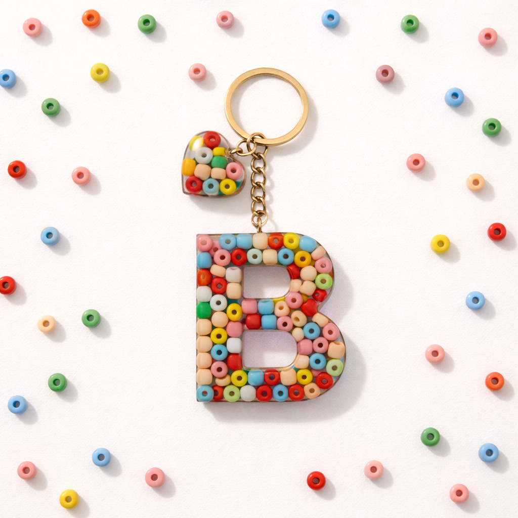 Kişiye Özel Epoksi Harf Anahtarlık - Renkli Boncuklu Kalp Detaylı
