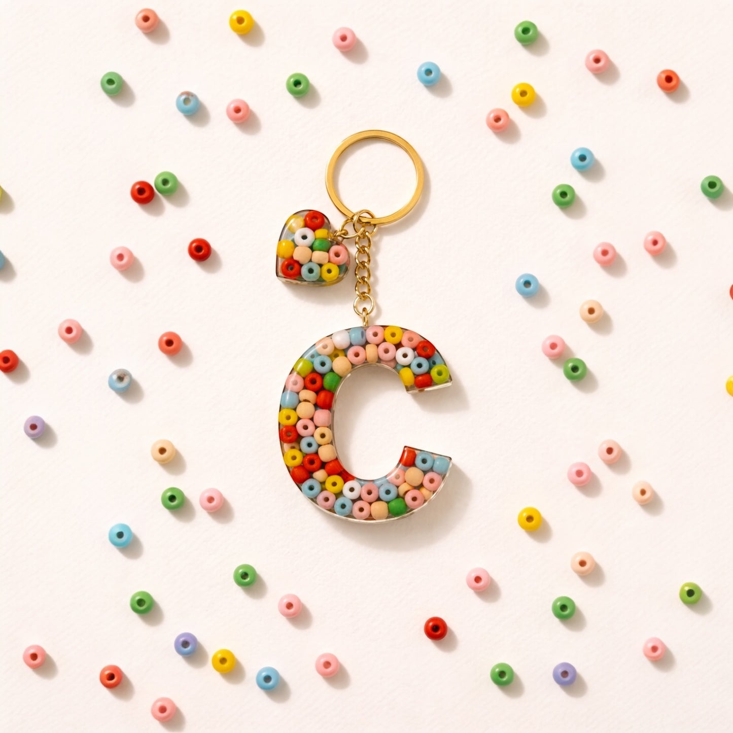 Kişiye Özel Epoksi Harf Anahtarlık - Renkli Boncuklu Kalp Detaylı