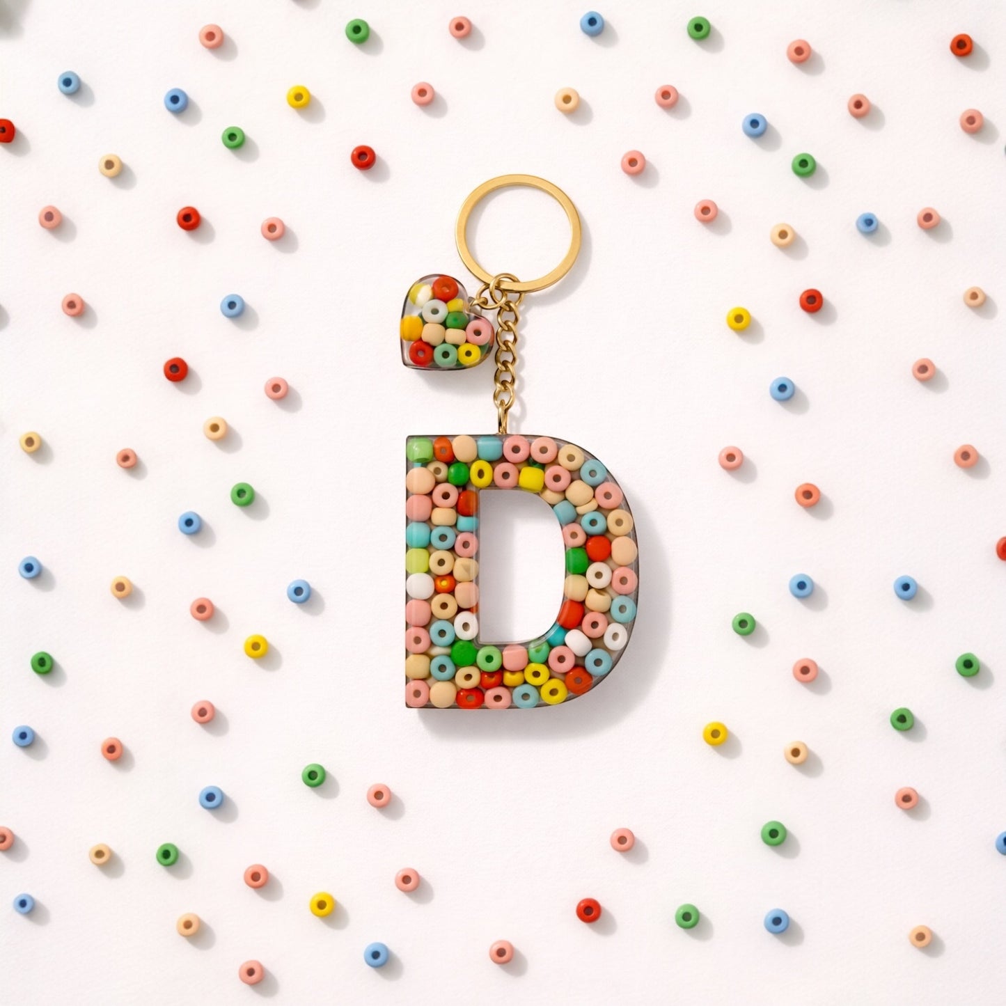 Kişiye Özel Epoksi Harf Anahtarlık - Renkli Boncuklu Kalp Detaylı