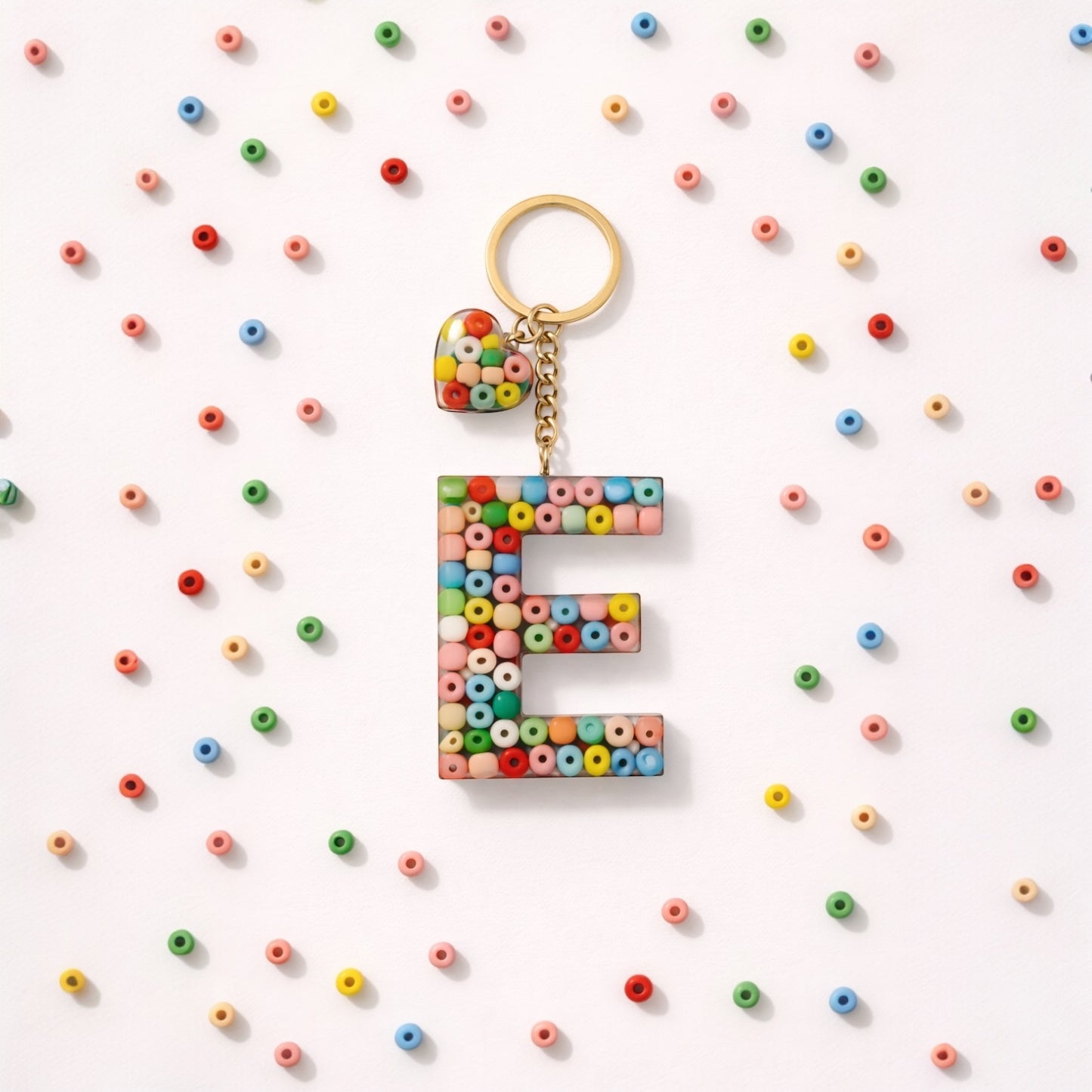 Kişiye Özel Epoksi Harf Anahtarlık - Renkli Boncuklu Kalp Detaylı