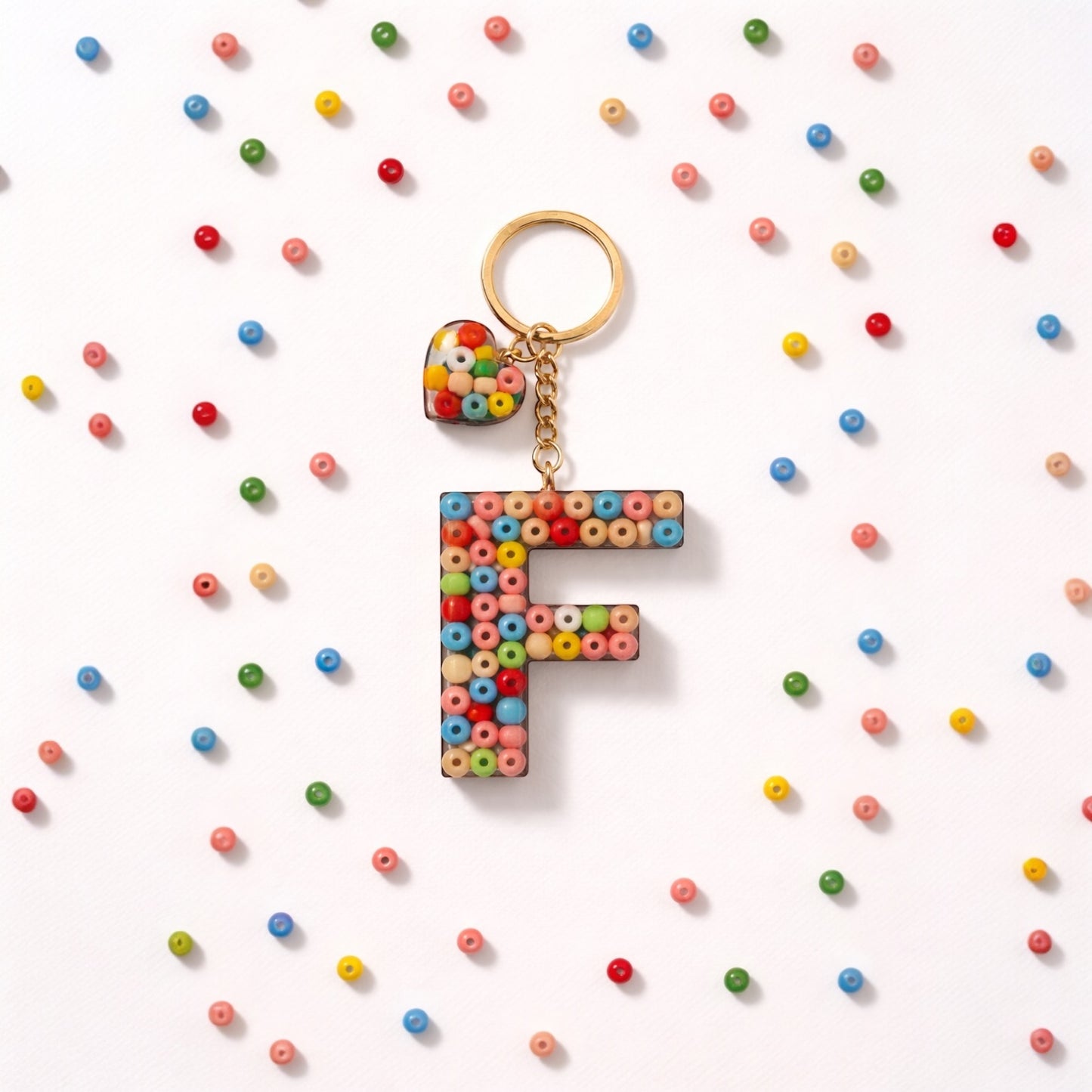 Kişiye Özel Epoksi Harf Anahtarlık - Renkli Boncuklu Kalp Detaylı