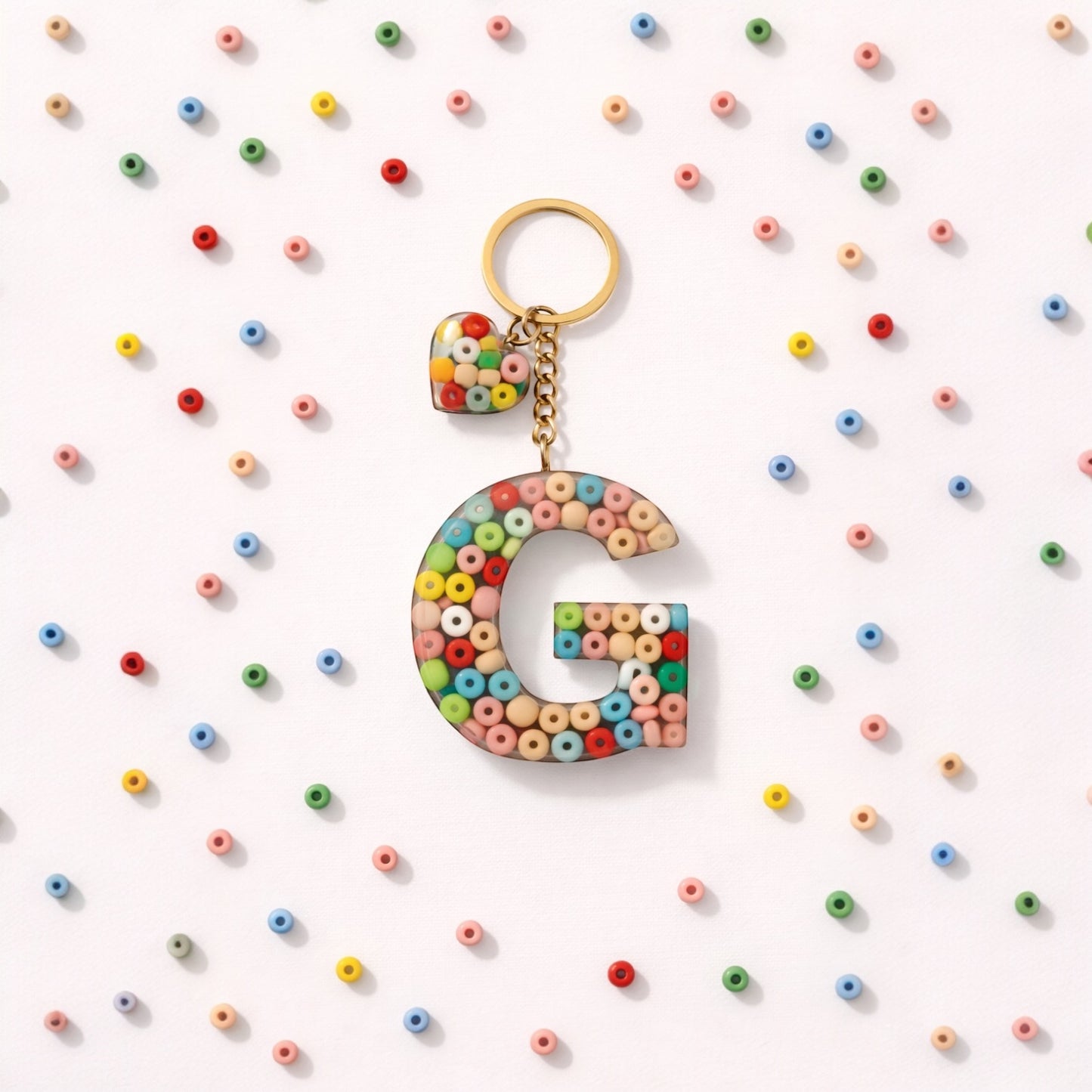 Kişiye Özel Epoksi Harf Anahtarlık - Renkli Boncuklu Kalp Detaylı