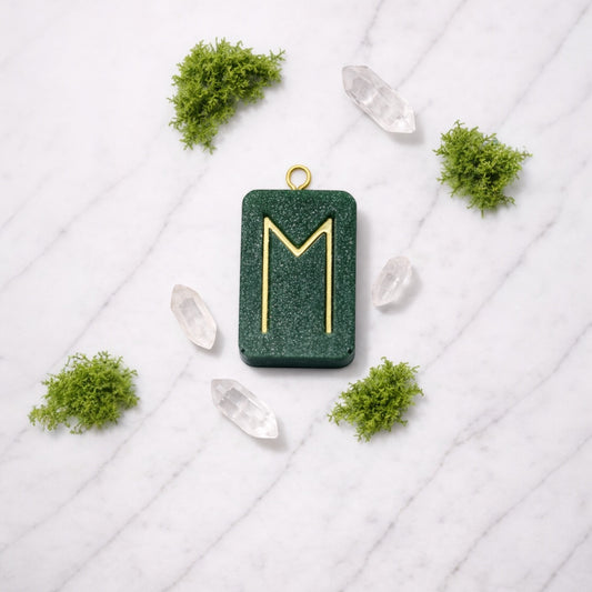 Ingwaz Rune Reçine Kolye Ucu - Potansiyel ve İçsel Büyüme Sembolü - Yeşil Işıltılı El Yapımı Mitolojik Takı - Verimlilik Tılsımı